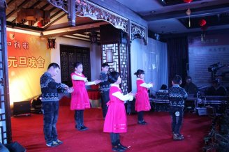 因?yàn)橛心?,更加精彩—?013年迎新晚會(huì)
